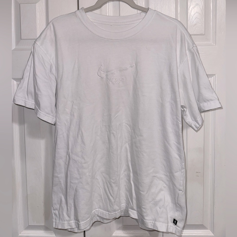 Men’s white nike t-shirt. embroidered logo. Nike SB